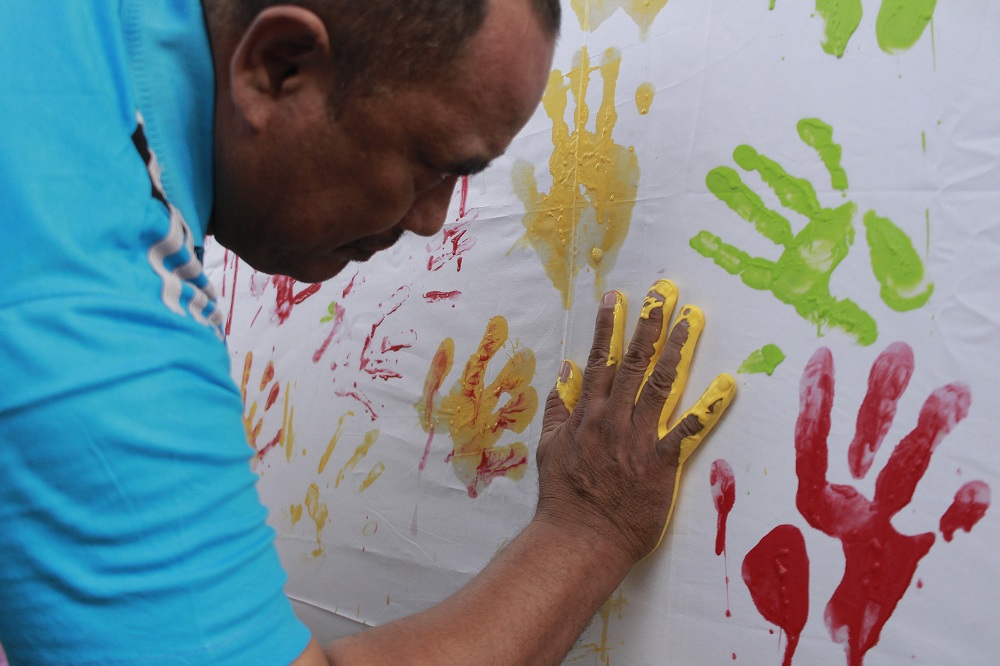 Aksi Cap Tangan oleh salah seorang Guru dalam memperingati Hari Aids Sedunia Tanggal 1 Desember