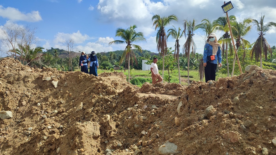 PKM Dulupi lakukan Pemantauan dan pemberian larvasida di bekas lokasi pertambangan